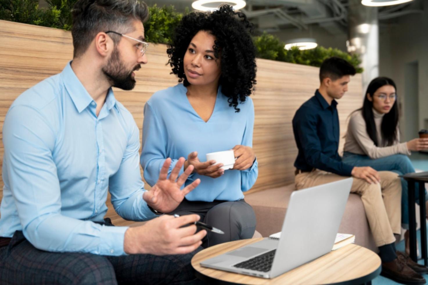 Équipe travaillant sur des analyses financières dans nos bureaux d'Edmonton