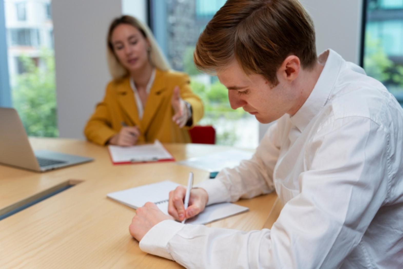 Réunion d'équipe sur les stratégies budgétaires